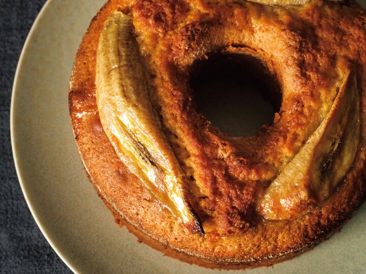 シフォン型で焼くと美味しい!コクがあって香り高い「バナナケーキ」の作り方。ラム酒を塗って仕上げても♪