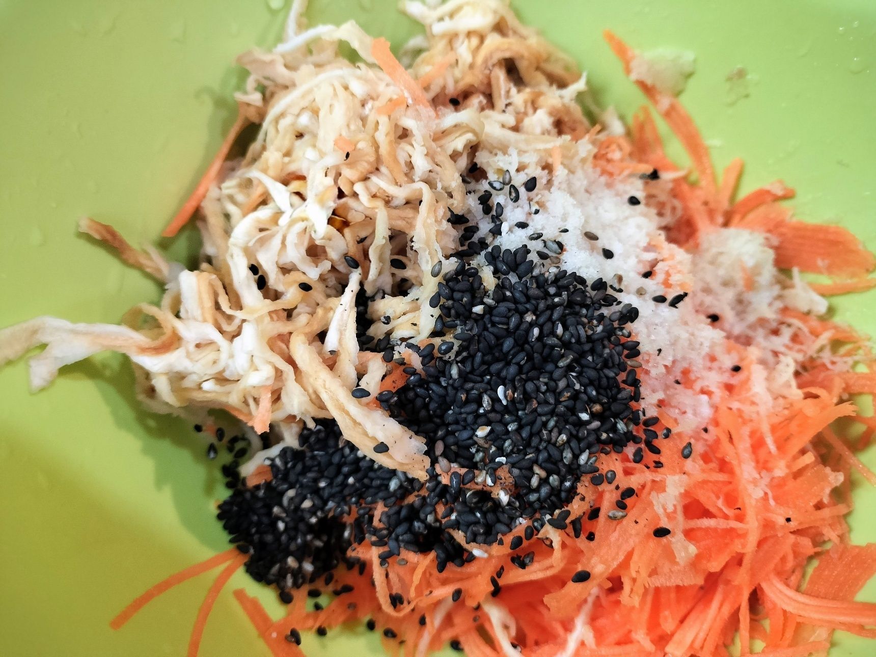 1、切り干し大根を2〜3回、もみ洗いする→しっかり水気を絞りボウルに入れる→スライサーで極細千切りした人参・すりおろした生姜・炒りごまを加える