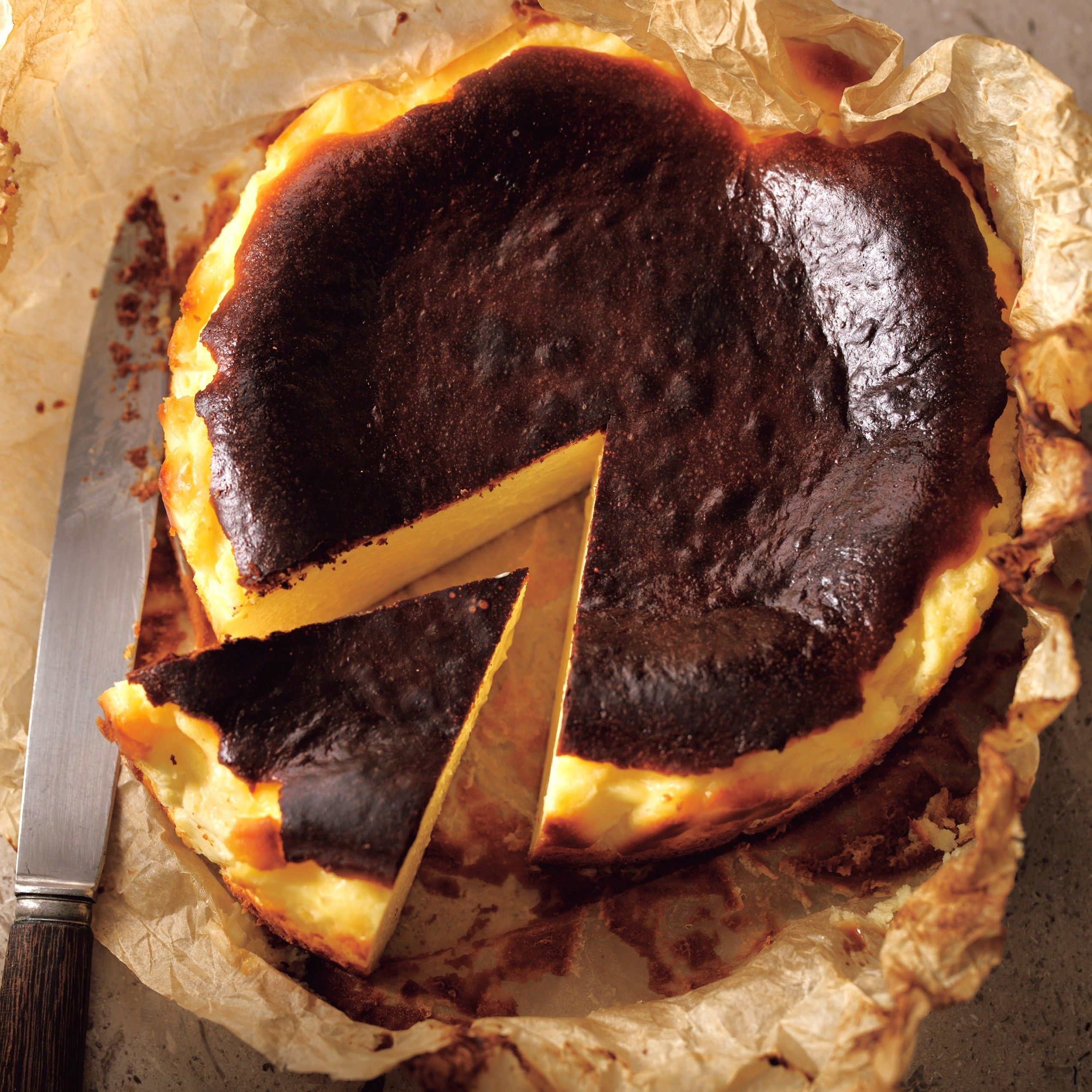 シフォン型で焼くと美味しい！とろける「バスクチーズケーキ」の作り方。材料を順番にまぜていくだけなのに、絶品ですよ♪