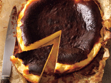 シフォン型で焼くと美味しい！とろける「バスクチーズケーキ」の作り方。材料を順番にまぜていくだけなのに、絶品ですよ♪