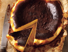 シフォン型で焼くと美味しい！とろける「バスクチーズケーキ」の作り方。材料を順番にまぜていくだけなのに、絶品ですよ♪