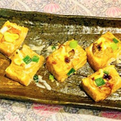 味噌の香ばしさがクセになる「厚揚げカナッペ」