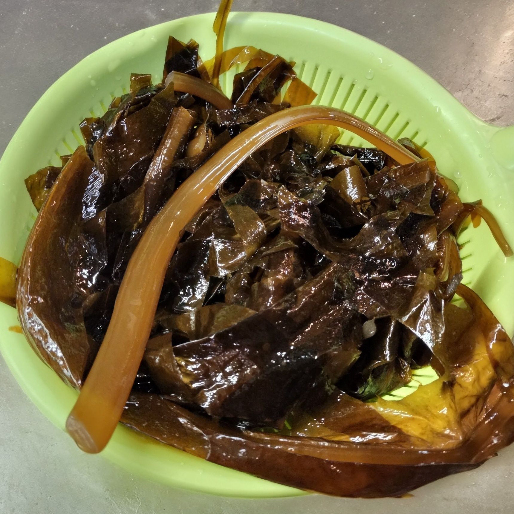 1．原藻を流水で洗う