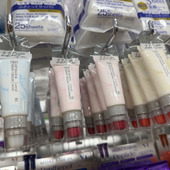 【ダイソー】1本2役でポーチがスッキリ！「Gene TOKYO」のリップ＆ハンドクリームが優秀すぎる