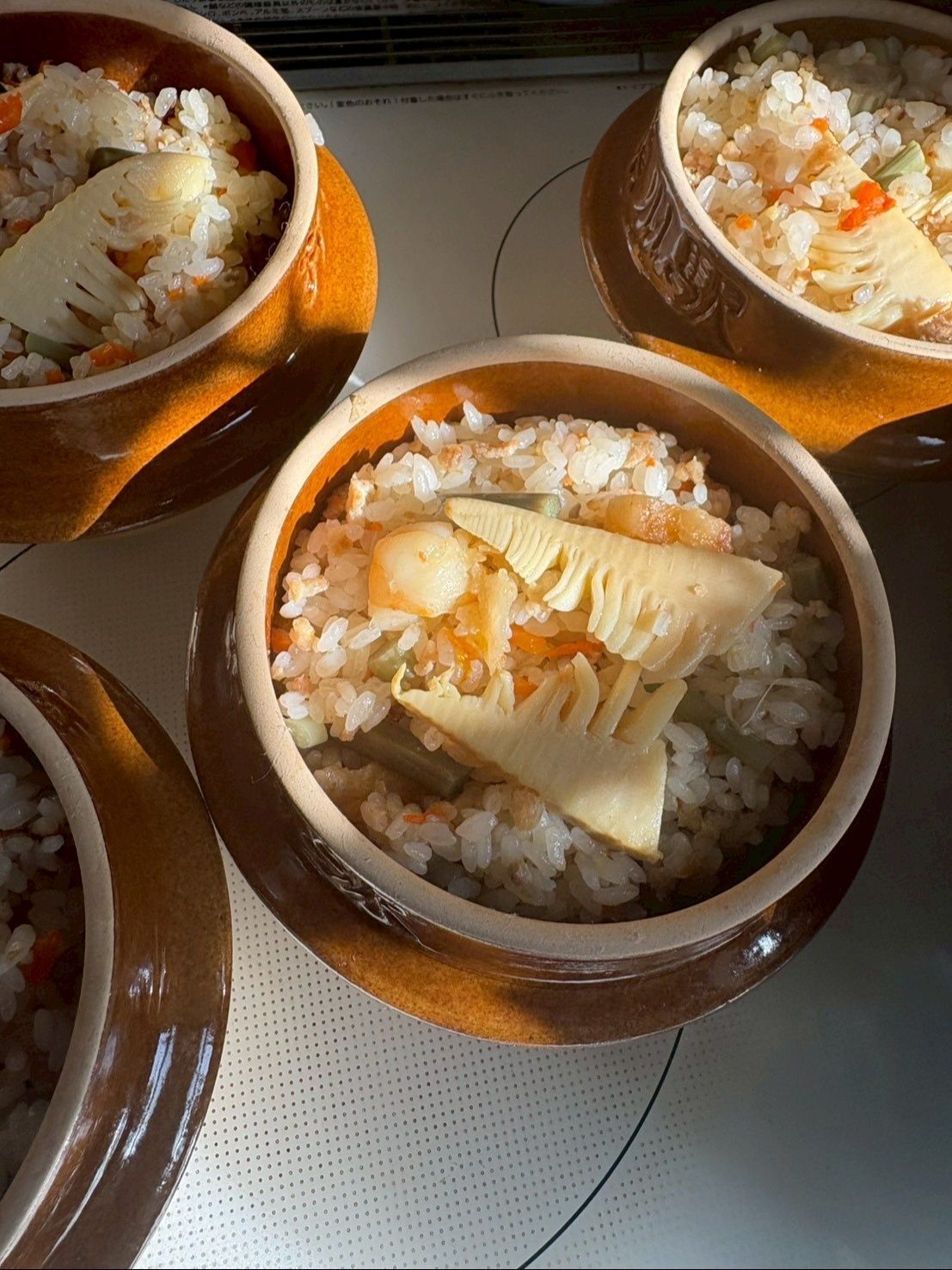 そして取って置いた釜めしの器に一人ずつ入れて出したらみんなビックリ