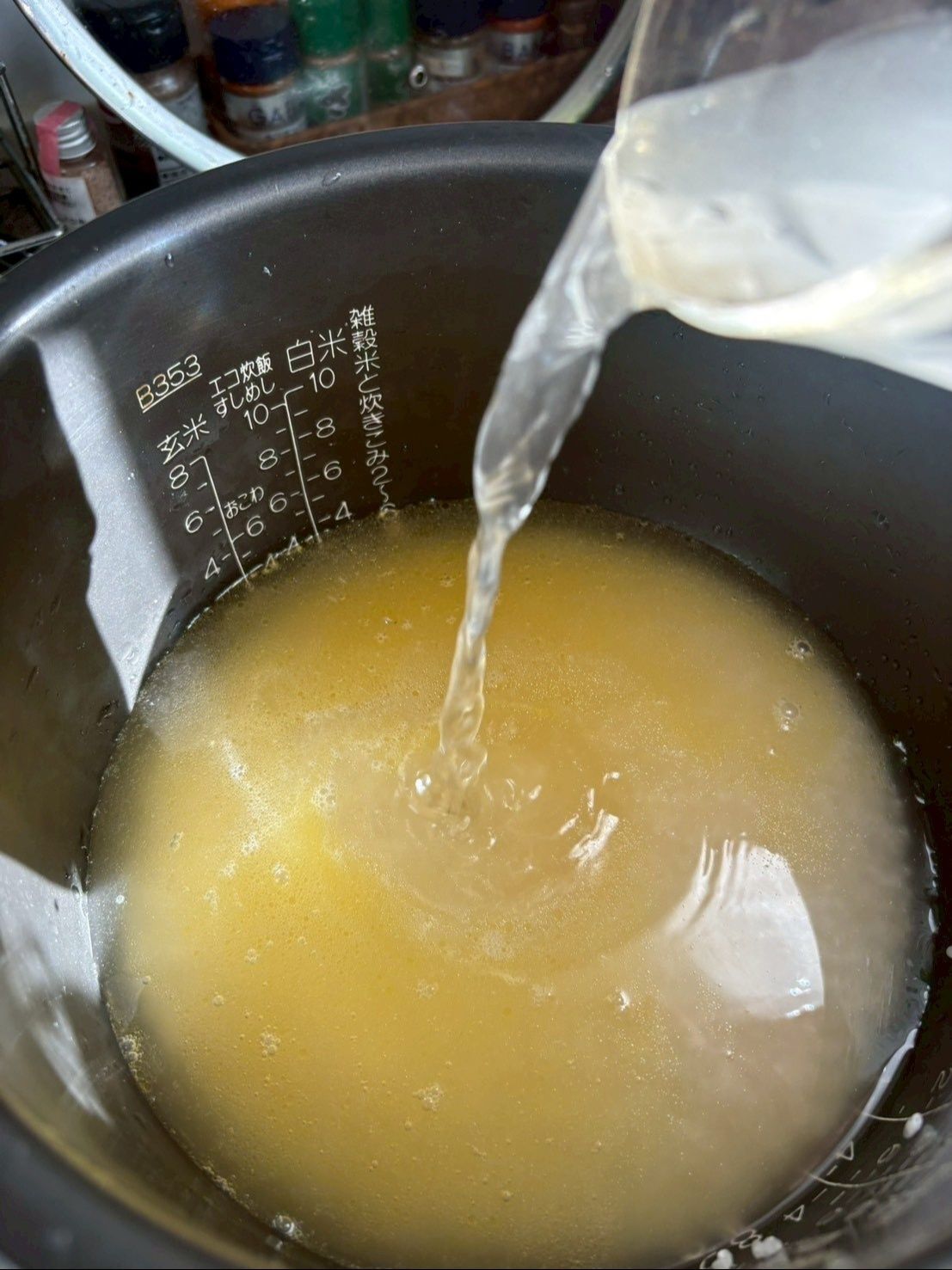 ジャーの目盛まで水を入れて味をみます