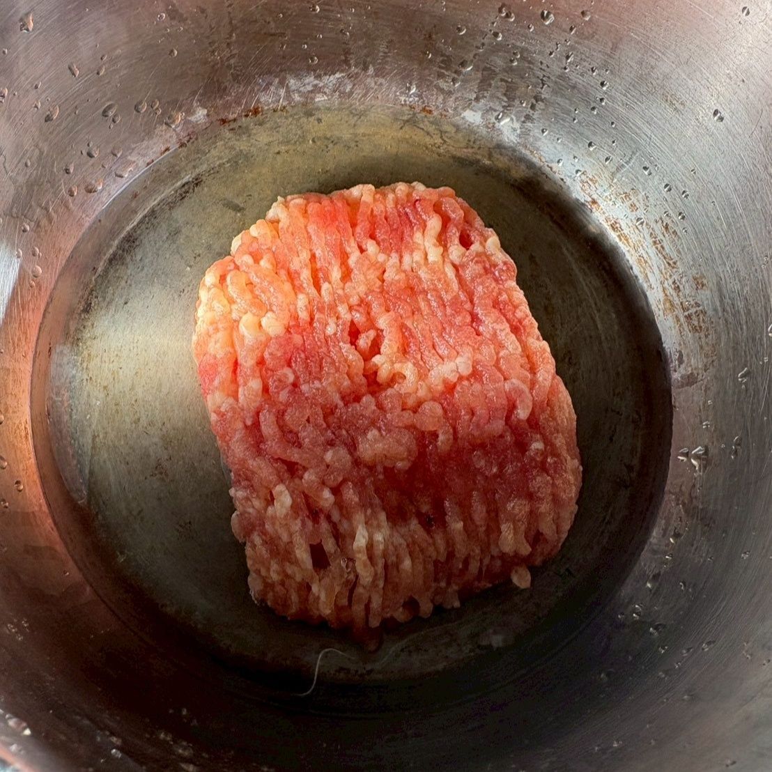 鍋に鶏ひき肉を入れ日本酒をどっぷりかけます