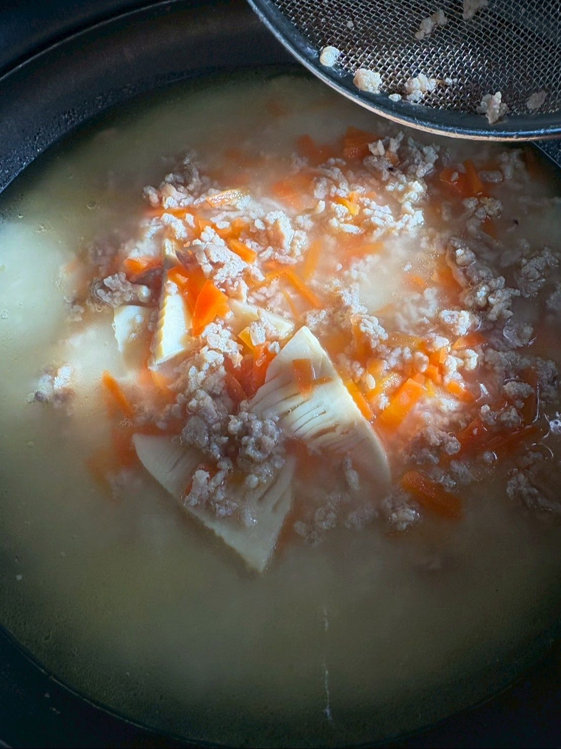 鍋で煮た具を全部のせます