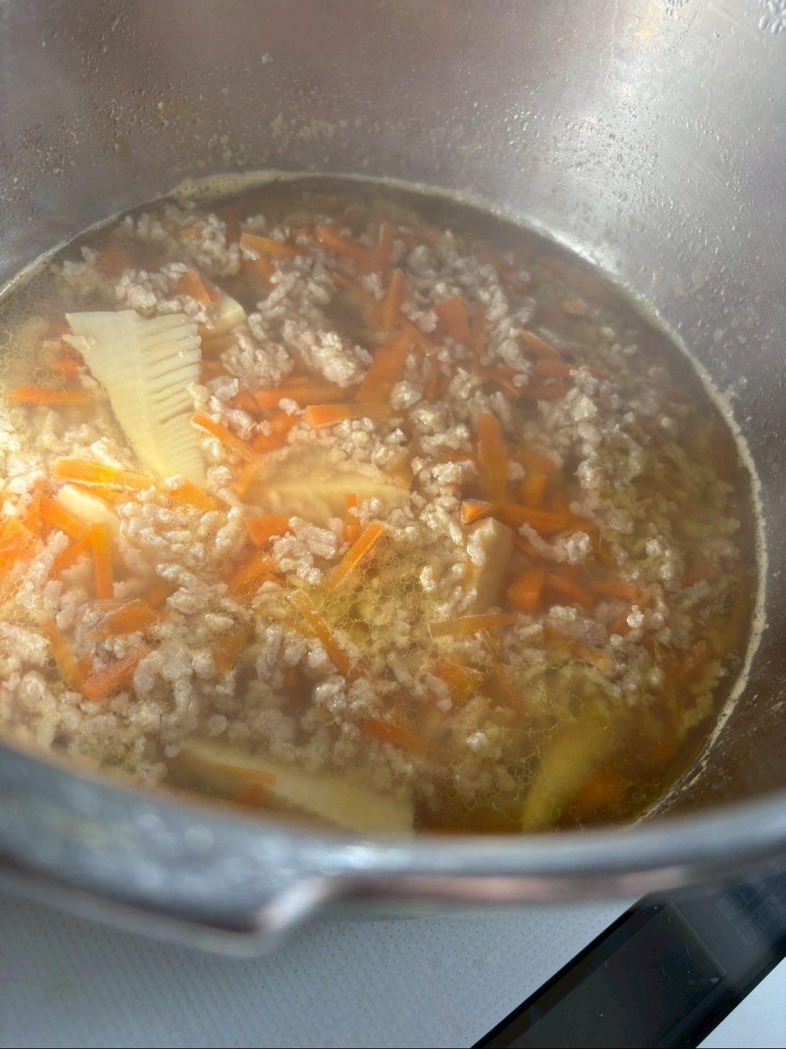 タケノコも切って加え、しばらく味が染みる様に煮込みます