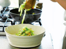 北京生まれの料理家の、とっても美味しい「キャベツ炒め」の作り方。桜えびの香りを移した「桜えび油」で炒めてください♪