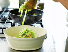 北京生まれの料理家の、とっても美味しい「キャベツ炒め」の作り方。桜えびの香りを移した「桜えび油」で炒めてください♪