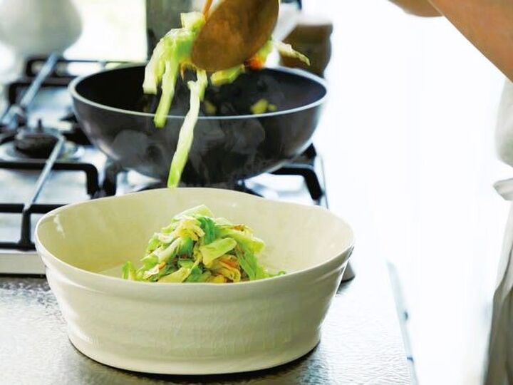 北京生まれの料理家の、とっても美味しい「キャベツ炒め」の作り方。桜えびの香りを移した「桜えび油」で炒めてください♪