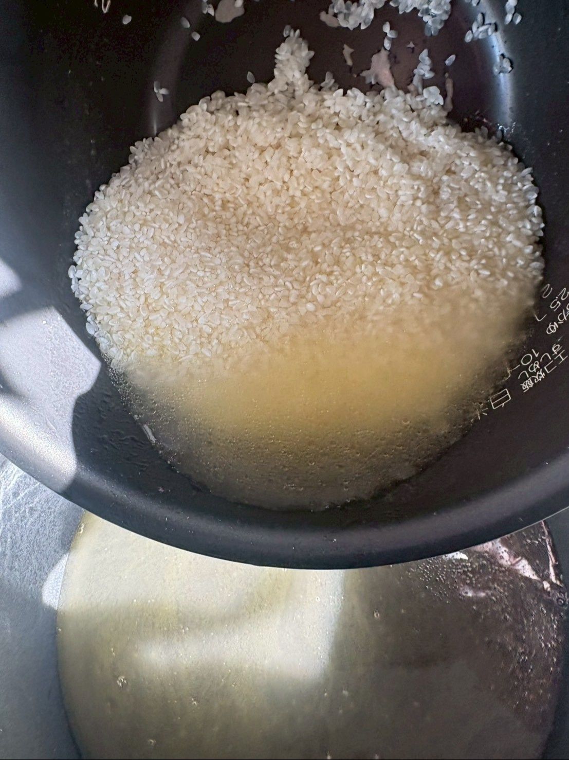 次になんと！土鍋に全部開けてしまいます