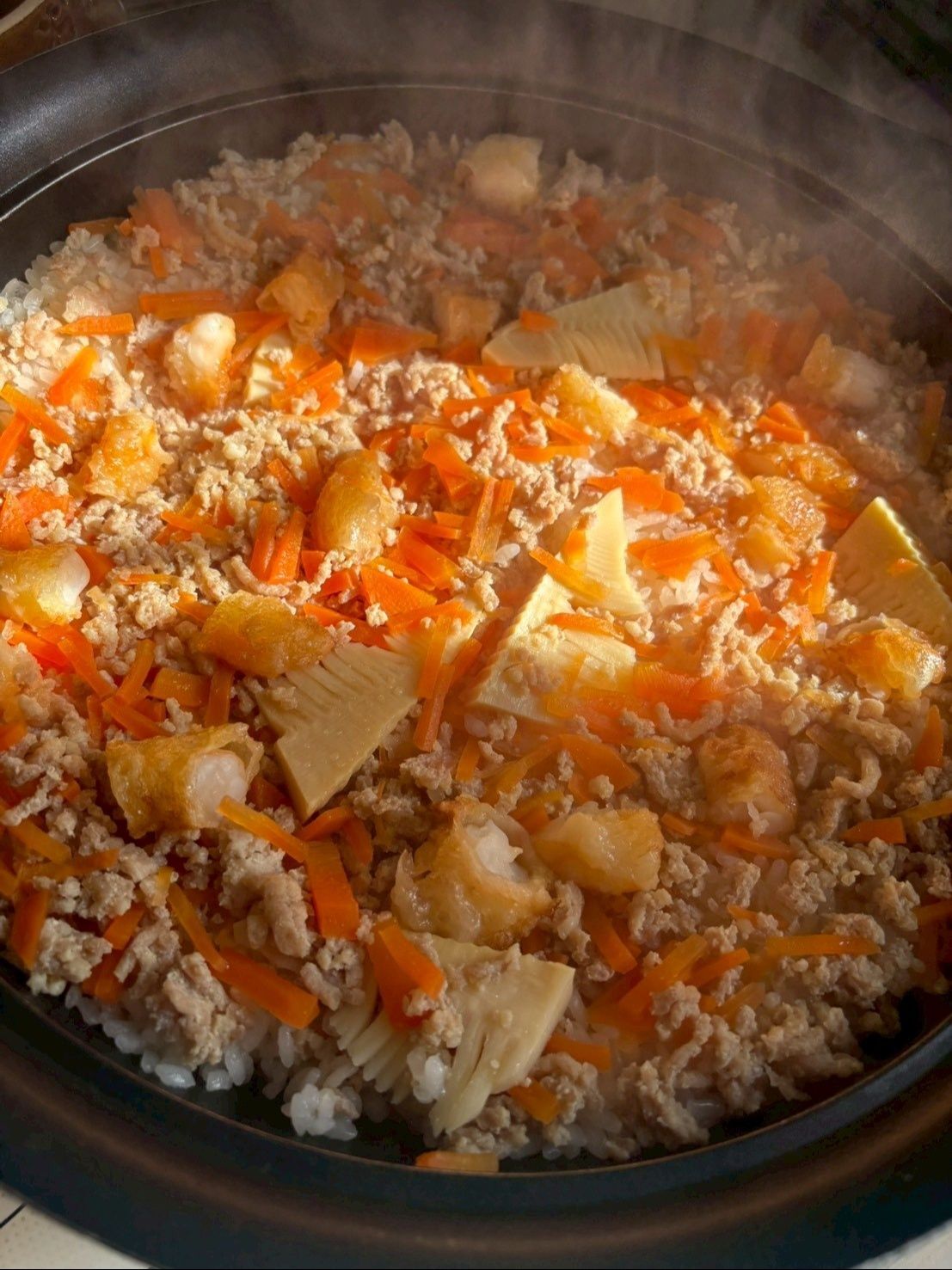 端の方を摘まんでみて米が柔らかくなっていたら炊き上がりです！