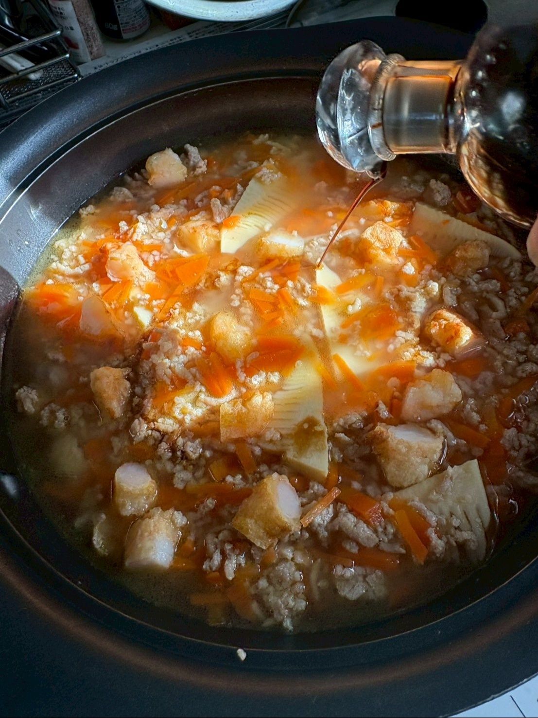 ちょっとだけ醤油の香りを加えて、蓋をして中火で炊きました