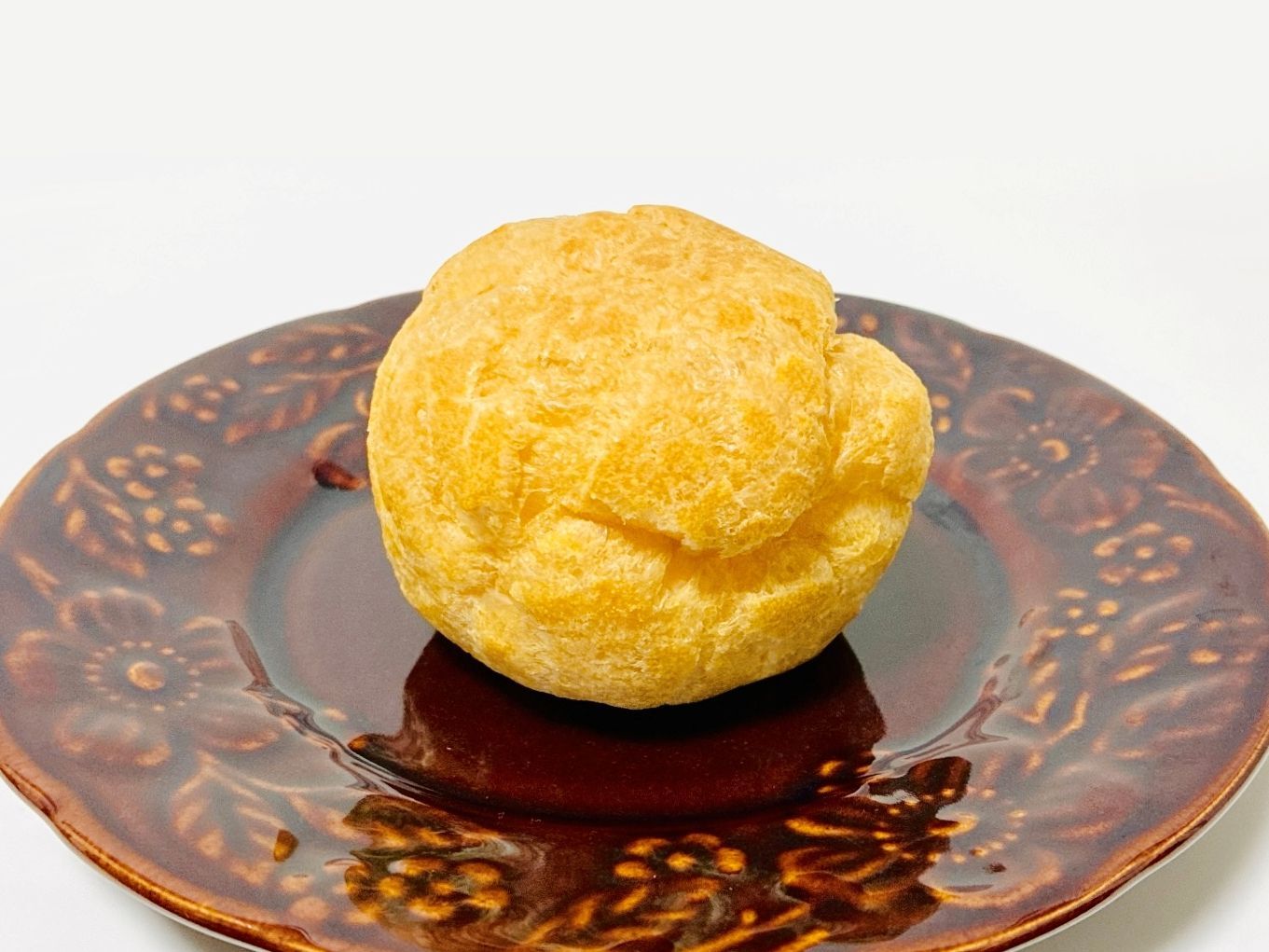 『シュークリーム』食べるの待って！たった数秒で食べやすくなる♡知っていると地味に便利な裏ワザ