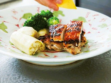 北京生まれの料理家の、「鶏の塩焼き」の作り方。家庭料理らしい美味しさに仕上がりますよ♪