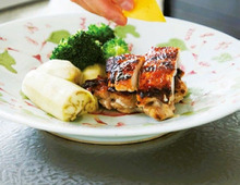 北京生まれの料理家の、「鶏の塩焼き」の作り方。家庭料理らしい美味しさに仕上がりますよ♪