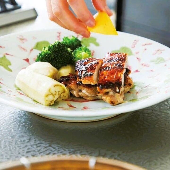 北京生まれの料理家の、「鶏の塩焼き」の作り方。家庭料理らしい美味しさに仕上がりますよ♪