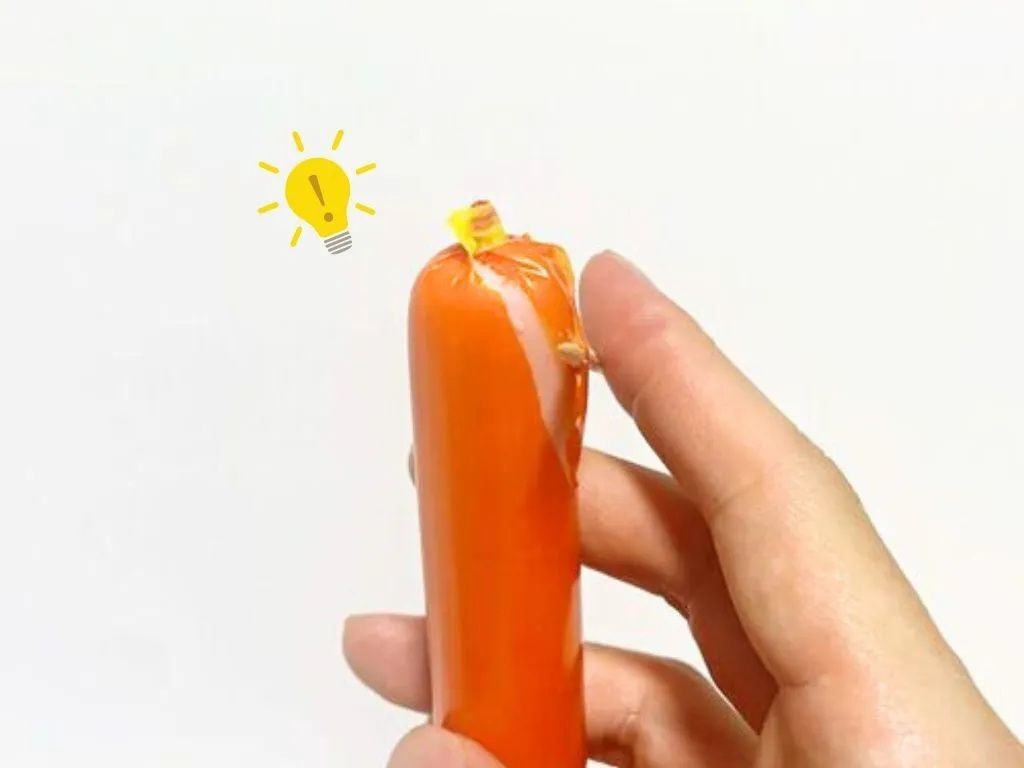 『魚肉ソーセージ』のフィルムをスルッと簡単に剥がす裏ワザ！あるモノを"挿すだけ"でOKなんです♪