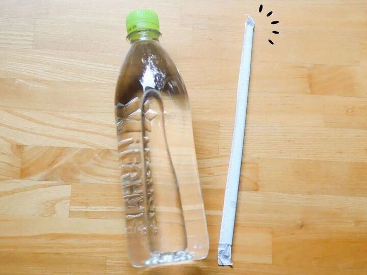 ストローは"逆に挿す"が正解!?試してみると…なるほど納得!ペットボトルを持ち歩く人は必見です♪