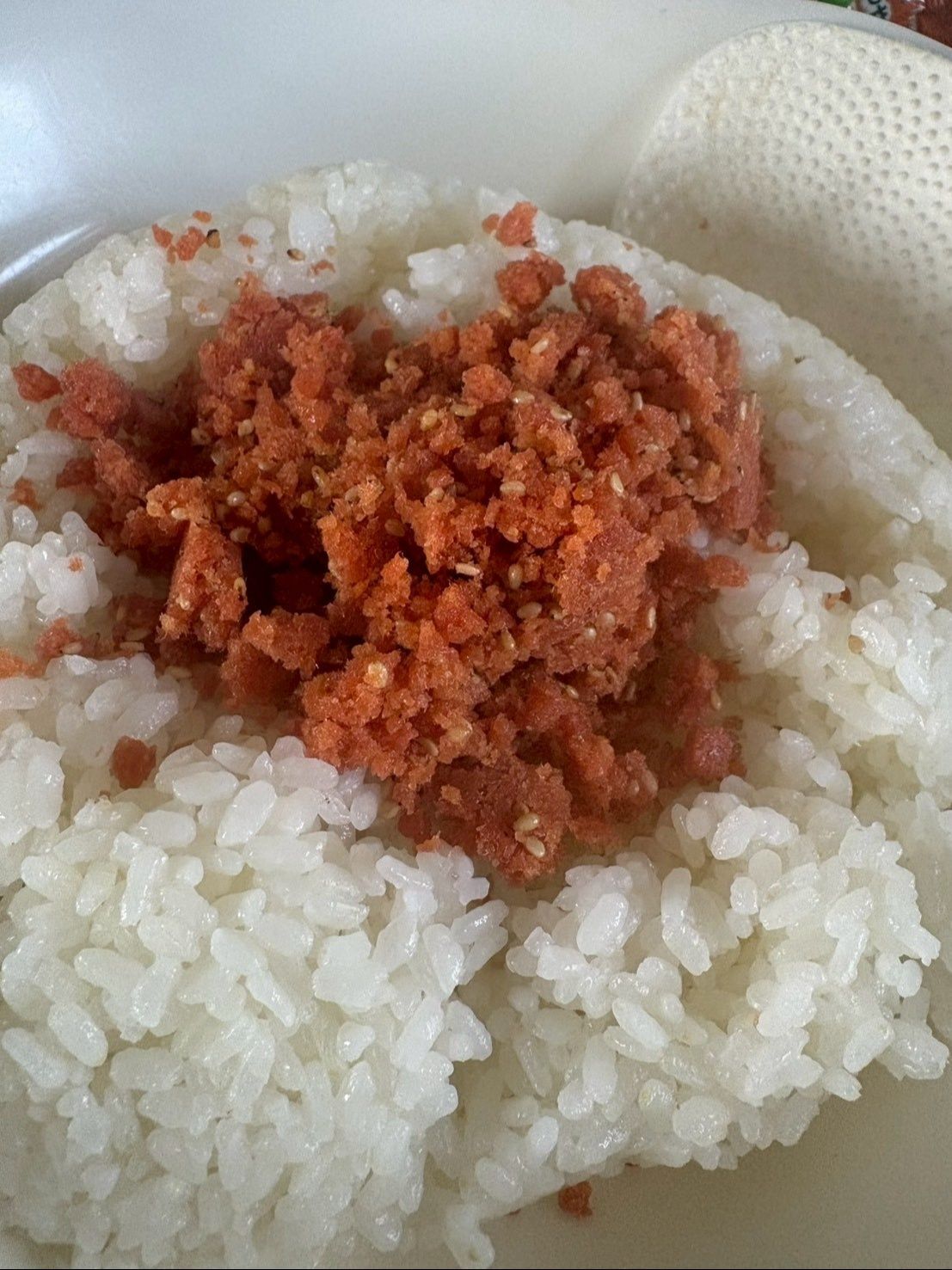 ①ご飯に鮭めんたいしっとりふりかけを混ぜる！