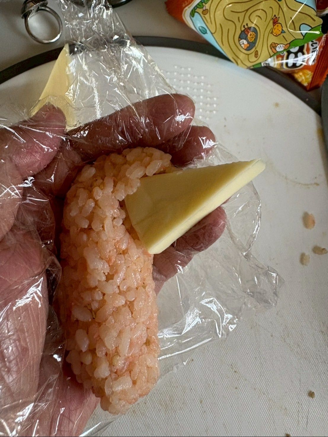 ④二等辺三角形の底をしっかりつけて側面を覆うようにご飯を被せる