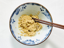 納豆の『ネバネバ』をこすらずに落とす方法！放置だけでスルリ。今日から試したくなる裏ワザ