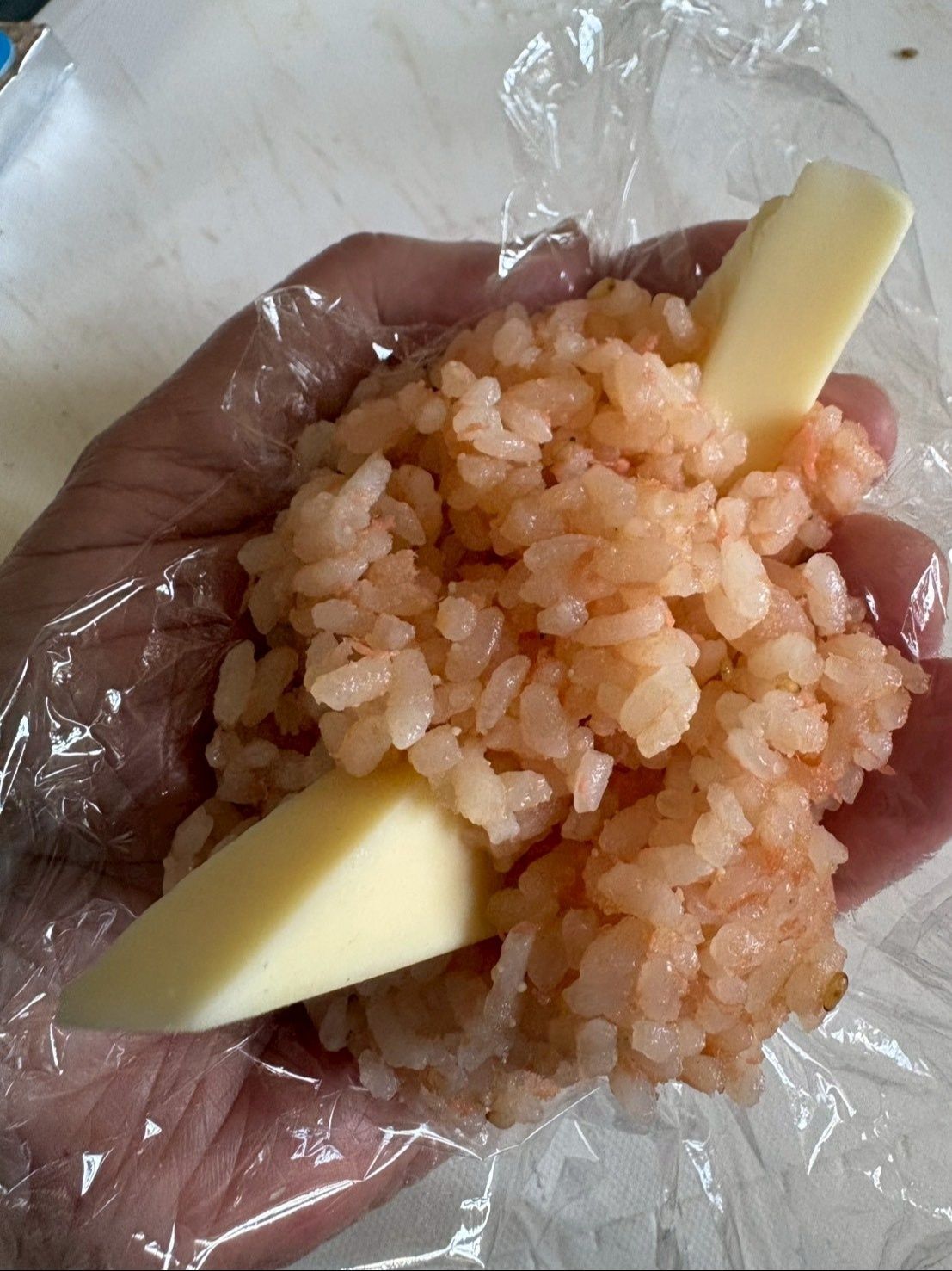 ⑥上からご飯を足して、しっかり握ります！