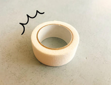 【ダイソー】ズボラ民大注目！おそうじの頻度と手間が減っちゃう〈白テープ〉、ゲットしなきゃ！