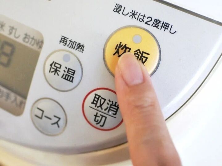 炊飯器の"早炊き"で美味しくご飯を炊く方法。「普通炊きより断然イイかも…!?」「お店で食べてる味♡」