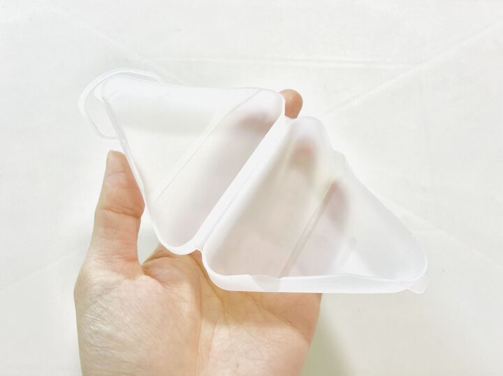 【セリア】グニャグニャ謎ケース、正体判明!使った瞬間「これ考えた人、天才…」優秀アイテムに注目♪