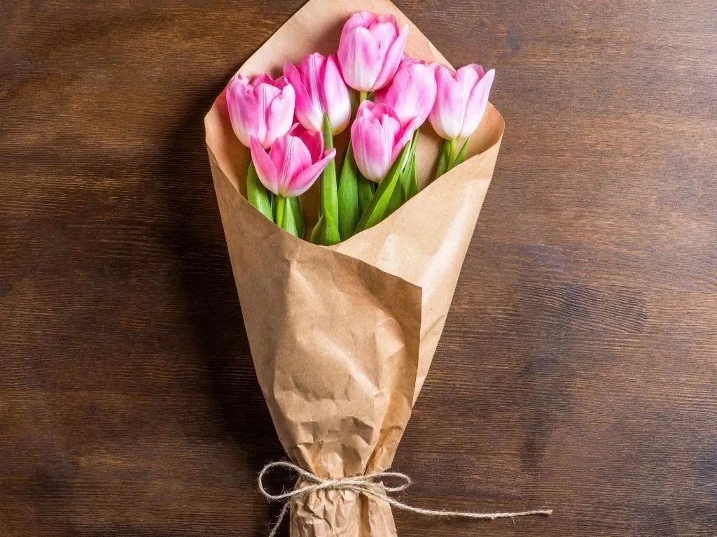 えっ、逆だった！？花束を持ち帰る時の"正しい向き"知ってますか？