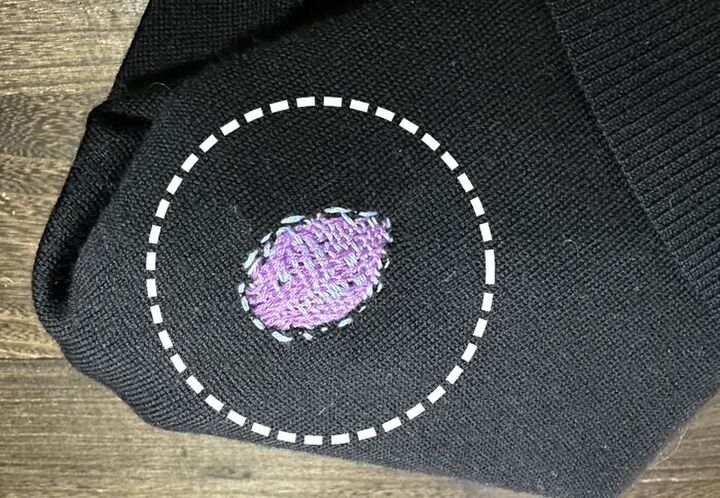 穴あきセーター、捨てないで!まさかの〈ガチャガチャ〉で直すおしゃれ補修術に挑戦してみた♪