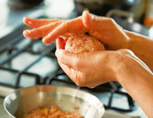 北京生まれの料理家ウー・ウェンさんの、我が家の一生ものおかず「鶏団子と小松菜の煮物」の作り方。栄養満点ですよ♪