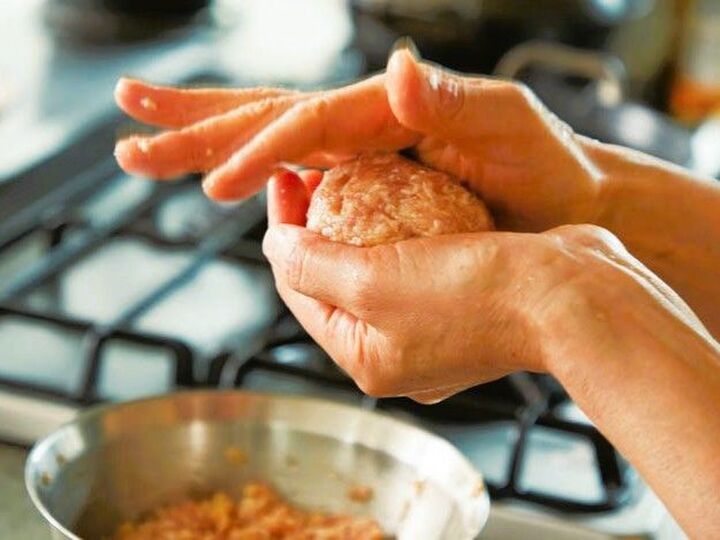 北京生まれの料理家ウー・ウェンさんの、我が家の一生ものおかず「鶏団子と小松菜の煮物」の作り方。栄養満点ですよ♪