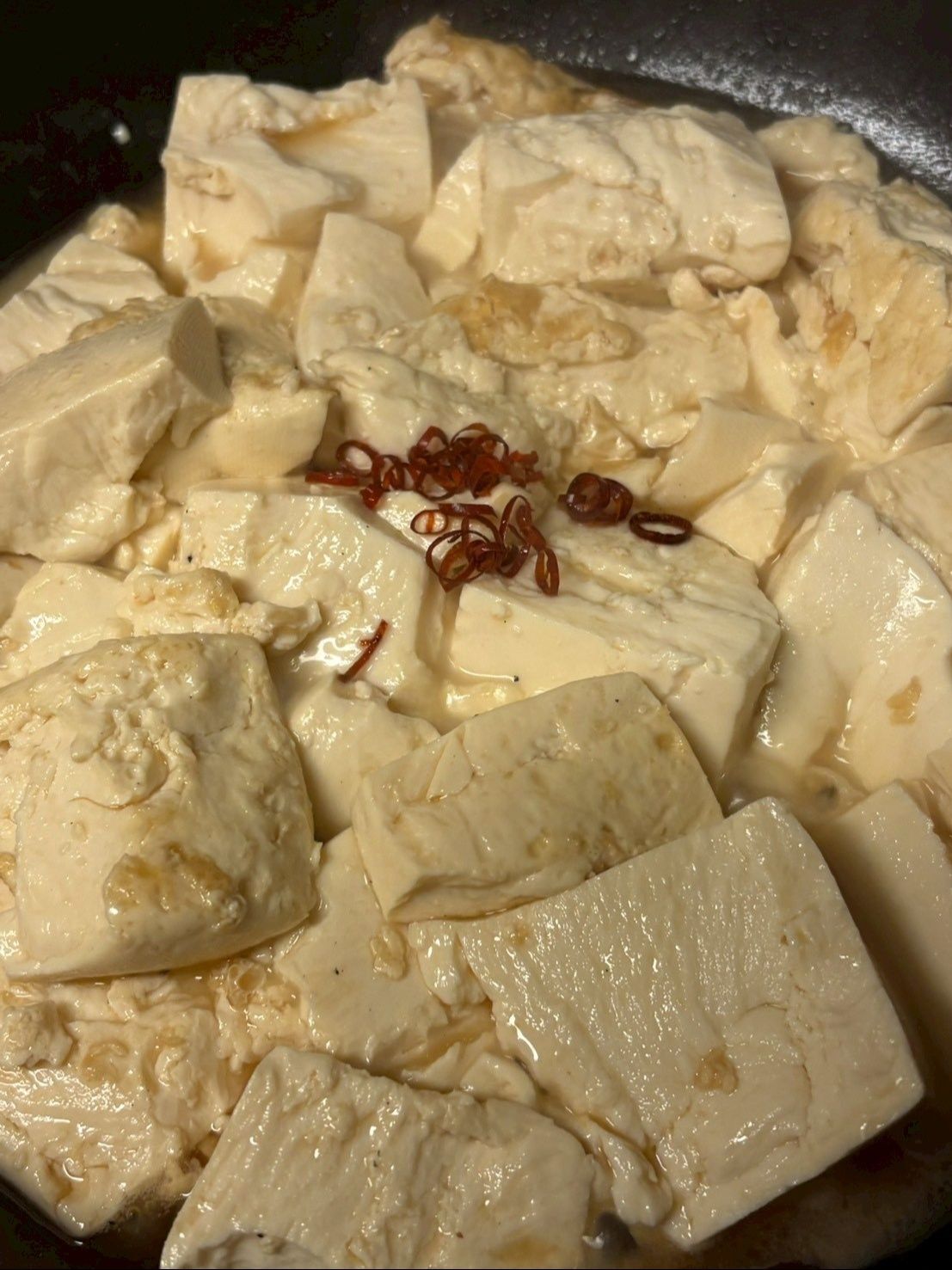 豆腐がごま油をまとって少し焦げ目が付くぐらいよく煮詰めます。