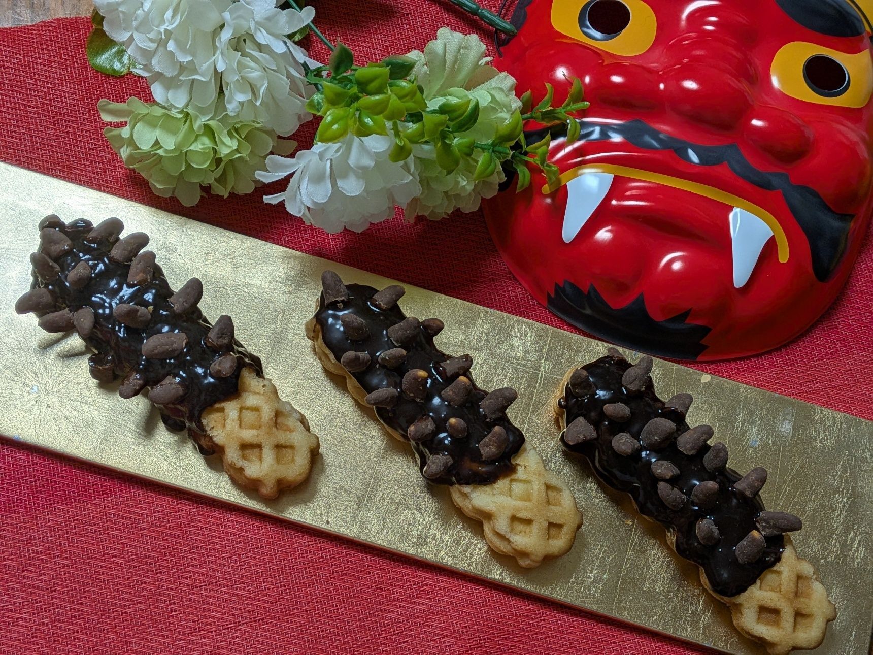 3、柿の種チョコをのせてトゲトゲを作る。