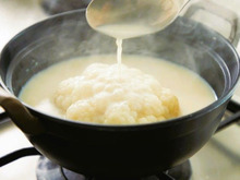 北京生まれの料理家ウー・ウェンさんの、反響の大きかった「カリフラワーの豆乳鍋」の作り方。やさしいおいしさのお鍋です♪