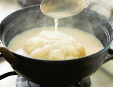 北京生まれの料理家ウー・ウェンさんの、反響の大きかった「カリフラワーの豆乳鍋」の作り方。やさしいおいしさのお鍋です♪