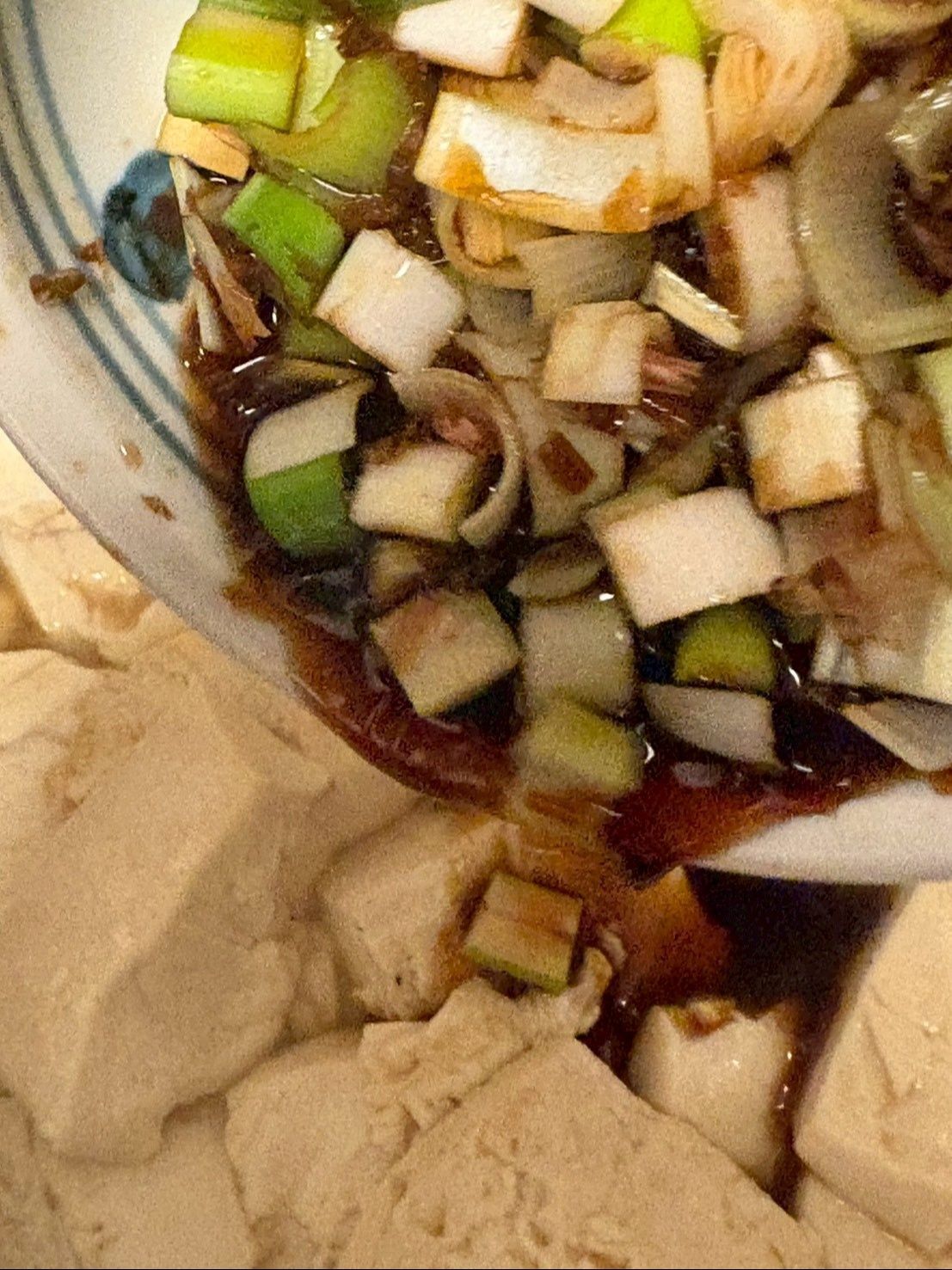 グツグツ言っている豆腐にタレを一気にかけます！