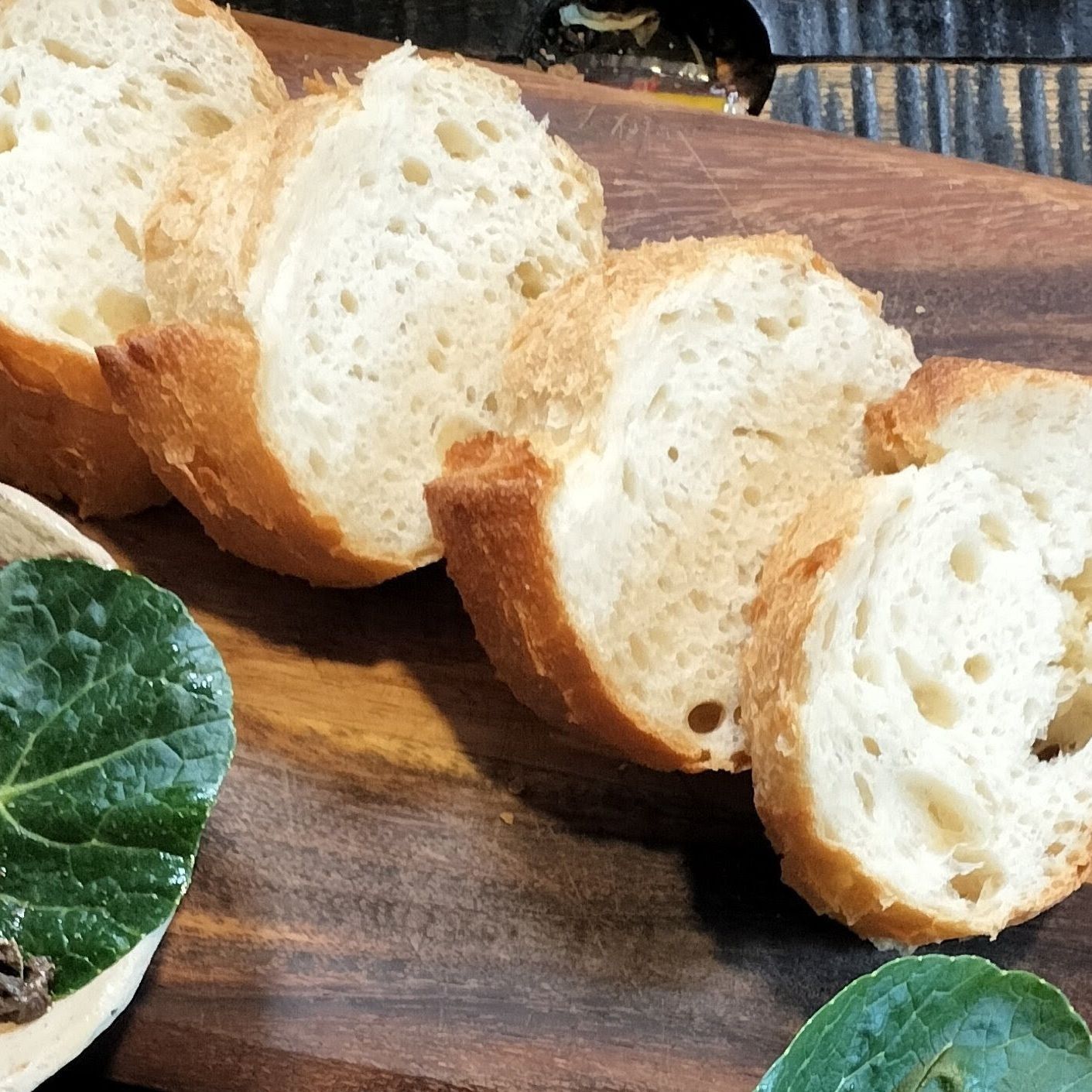 7.食べる直前に、切り込みを入れたフランスパンを電子レンジで温める（20秒程でふっくら柔らかくなります）