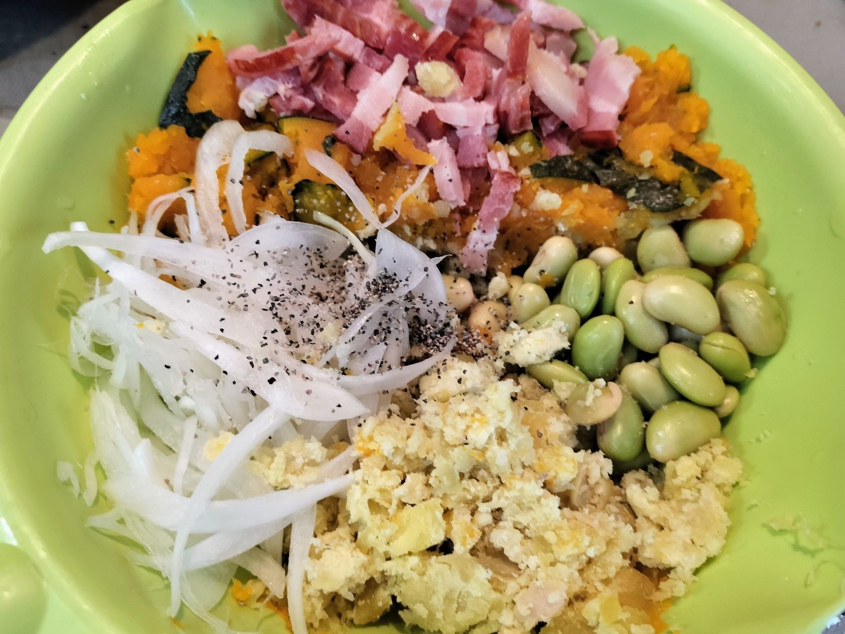 4.手順1のボウルに、新玉ねぎ・ベーコン・青大豆を加える