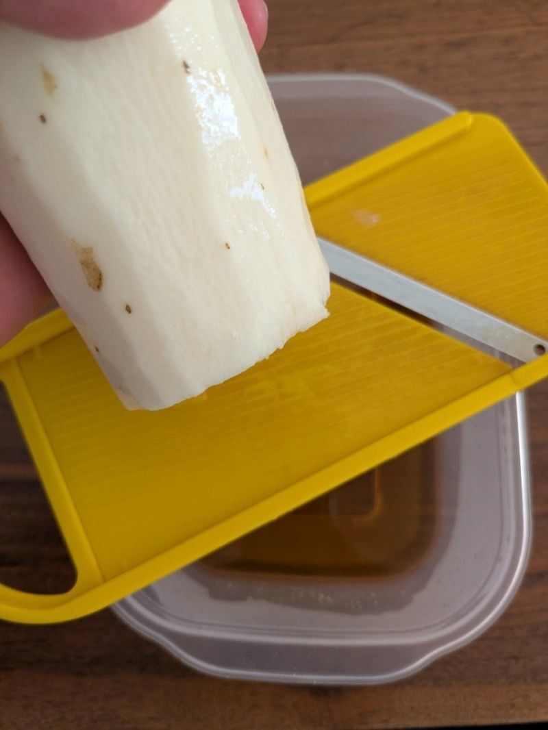 調味料を加熱、山芋をスライスする。