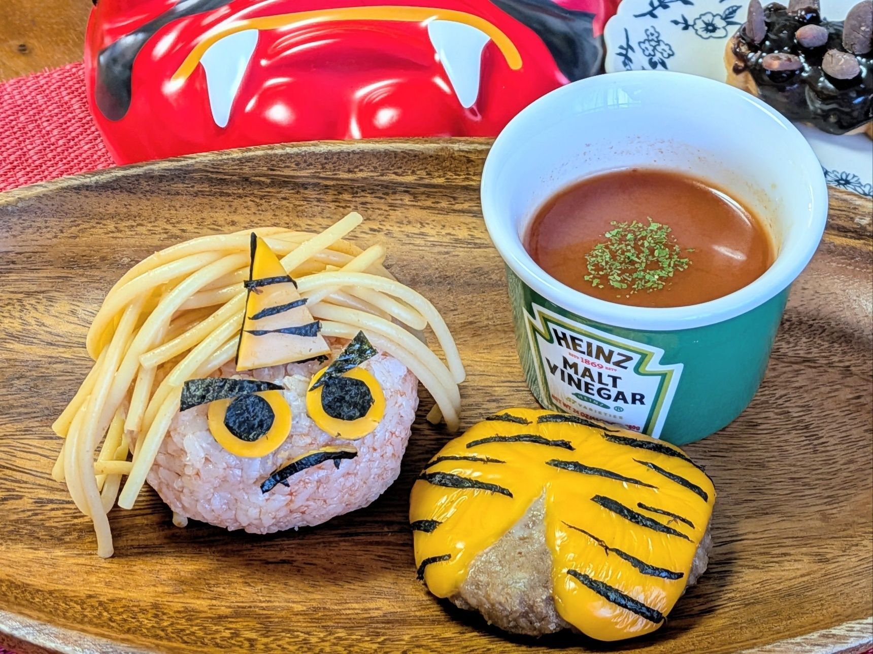 サラサラヘアーの赤鬼くんと鬼のパンツ。パスタはレンチンでスープも一緒に作っちゃいました