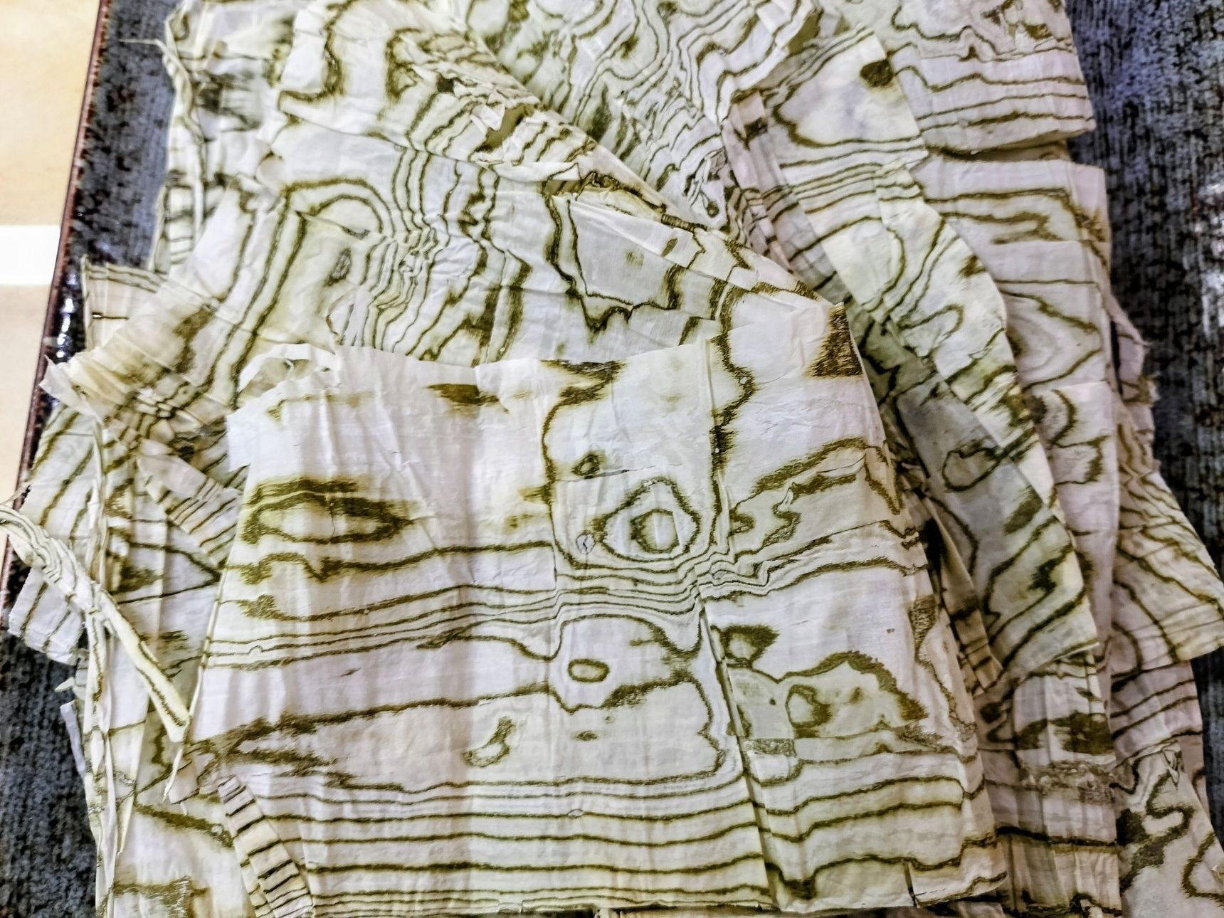 3、おぼろ昆布を切る（全形海苔の1/4サイズ程）