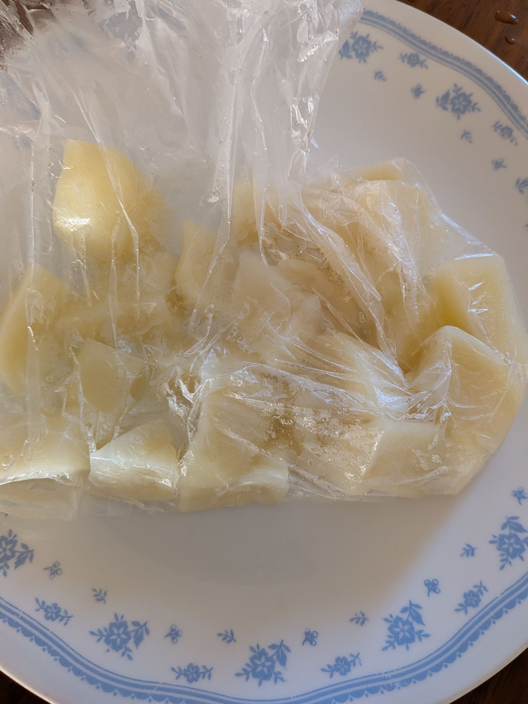 1. じゃがいもを蒸かす。小さめの一口大に切ったじゃがいもをアイラップにいれて600wの電子レンジで3分半加熱する。