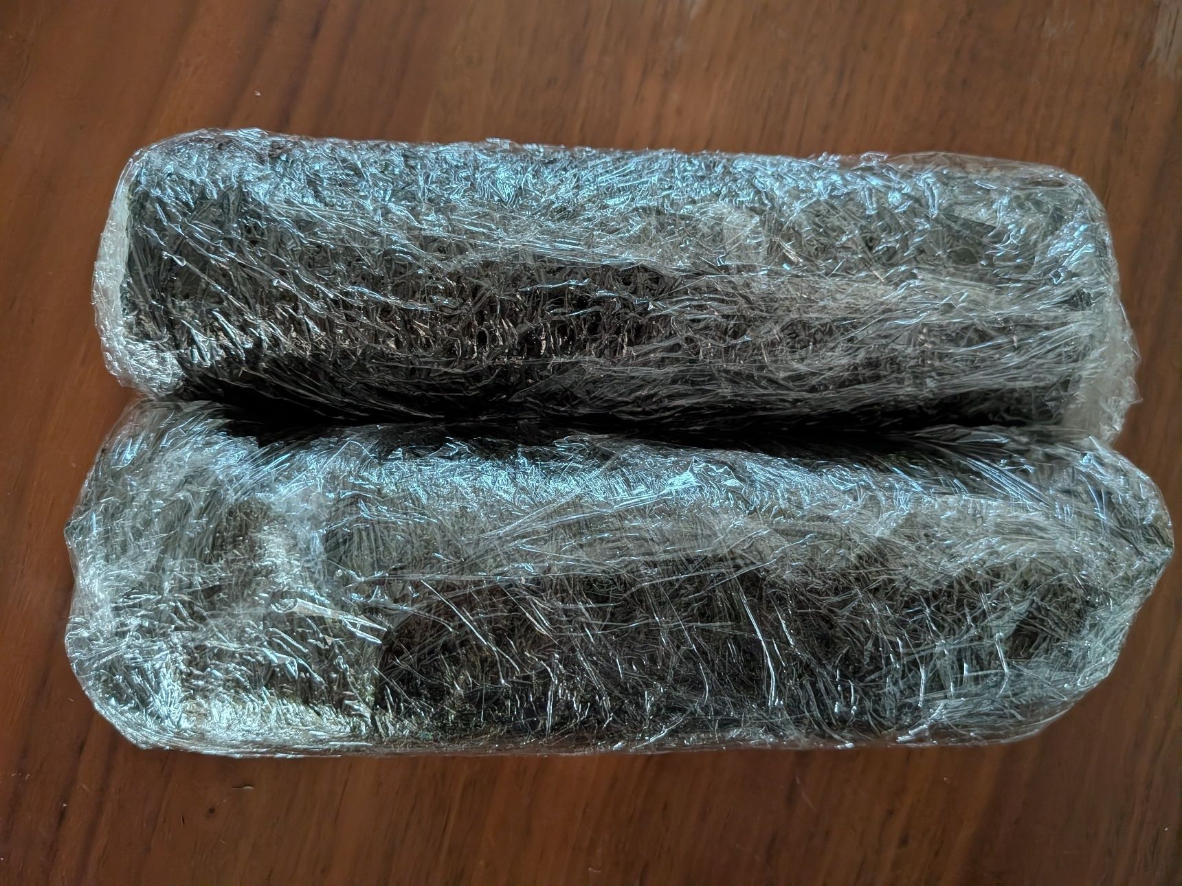 3、しっかり巻いて太巻きをつくる。2本作る。