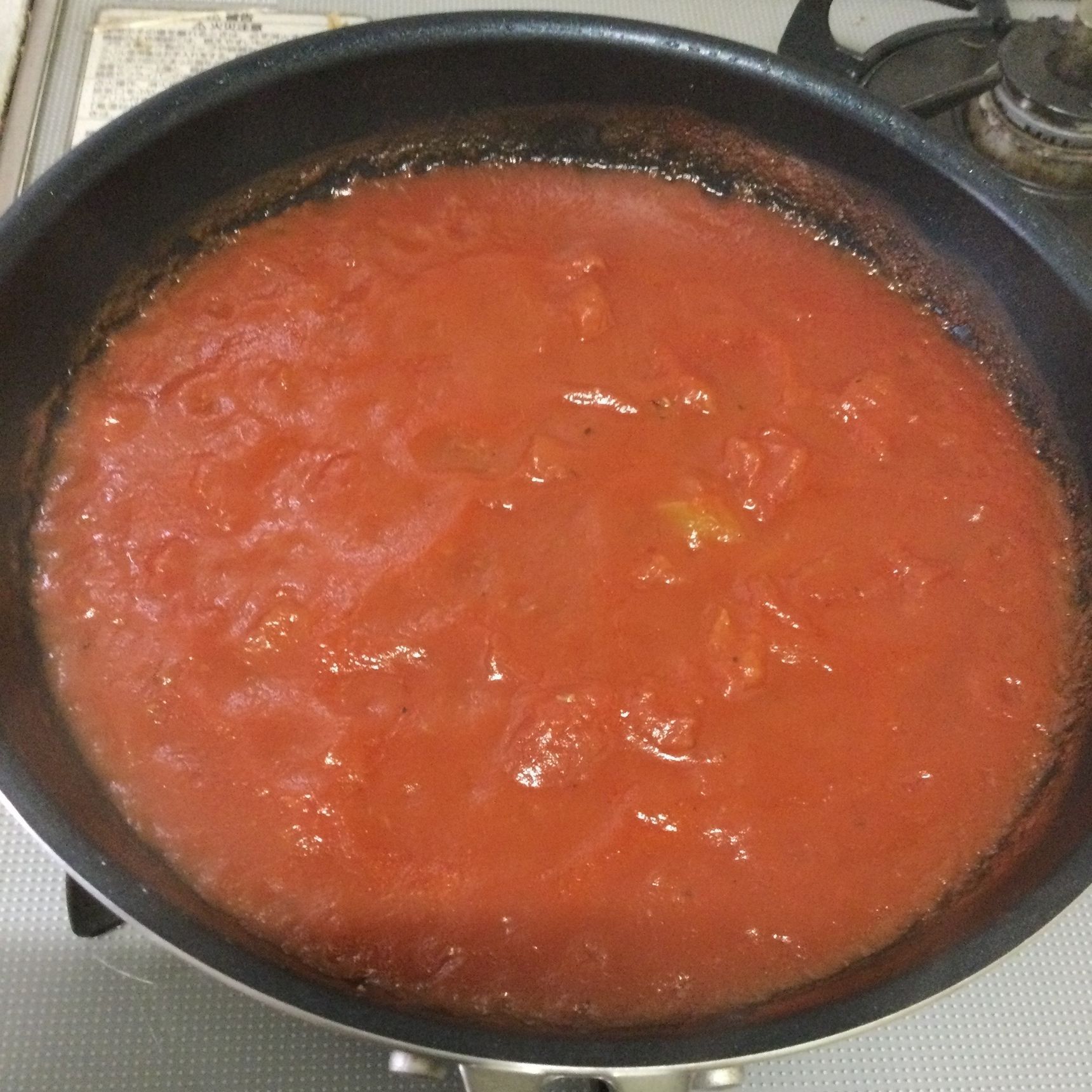 トマトソースを作ります。