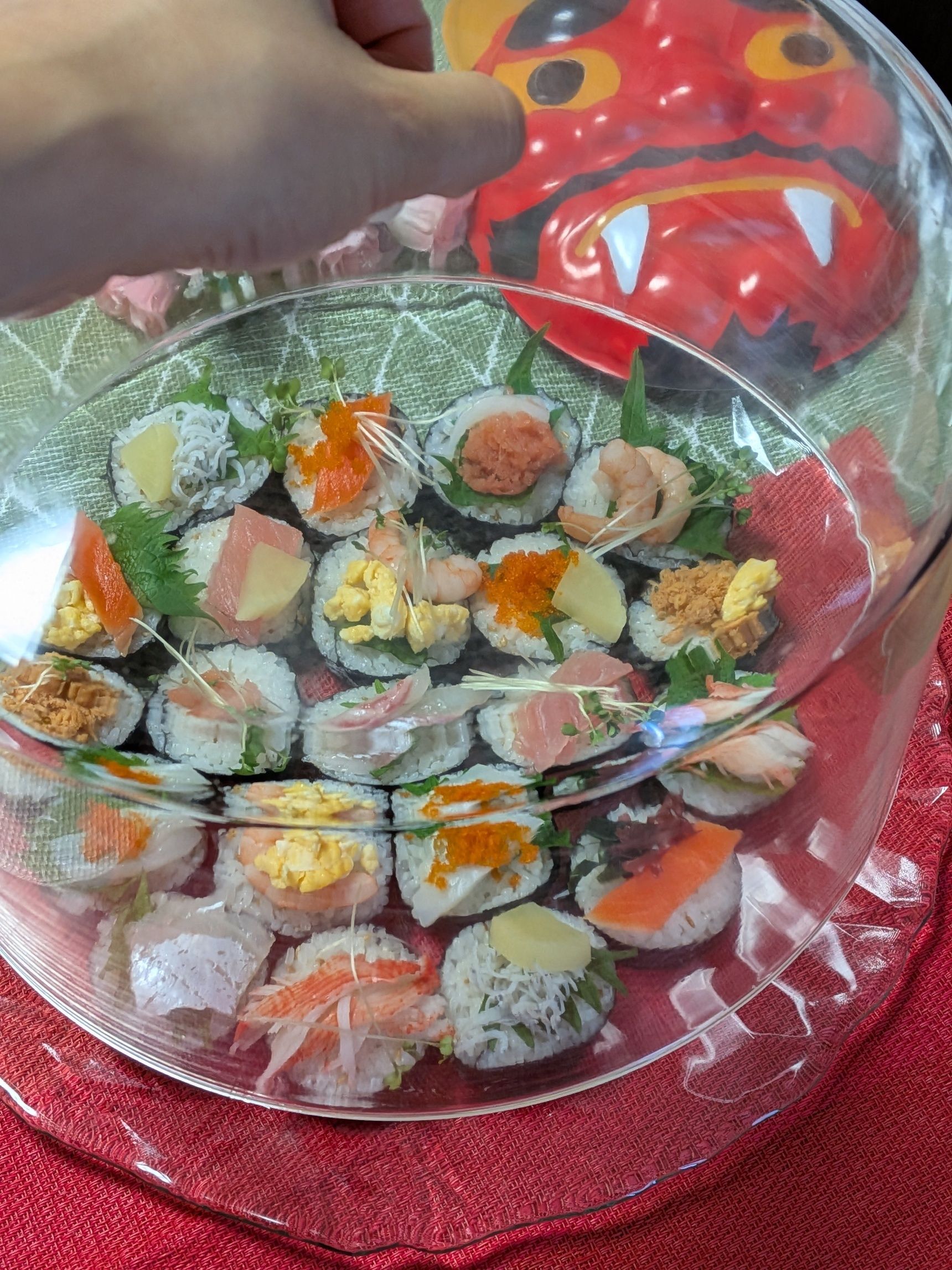 ＊すぐに食べない時は、乾燥防止のためにケーキカバーを。しかし、今回はカナッペ風恵方巻がはみ出てしまいのせれませんでした。